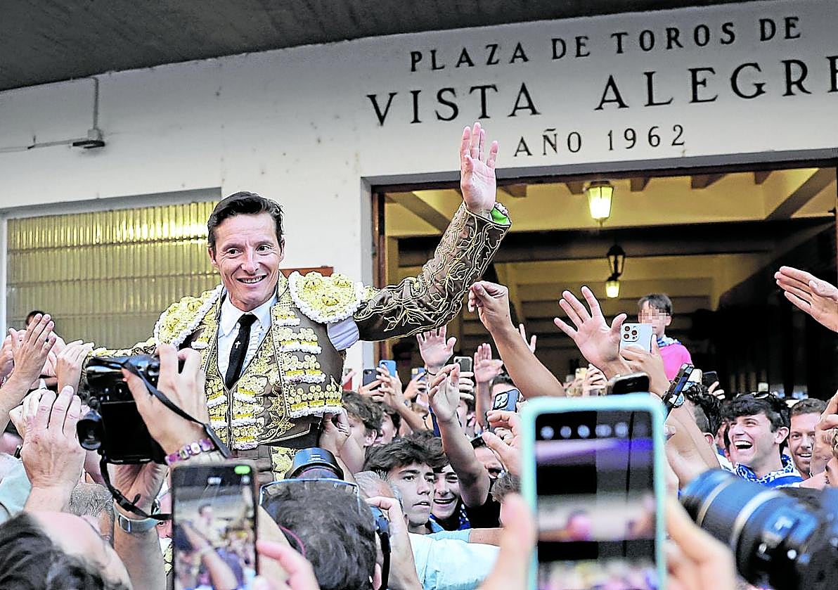 Diego Urdiales, saliendo a hombros de Vista Alegre el pasado viernes.