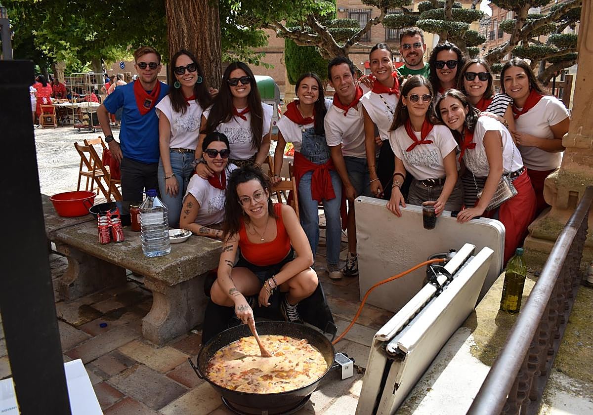Una de las cuadrillas con su calderillo, ayer en Aldeanueva.