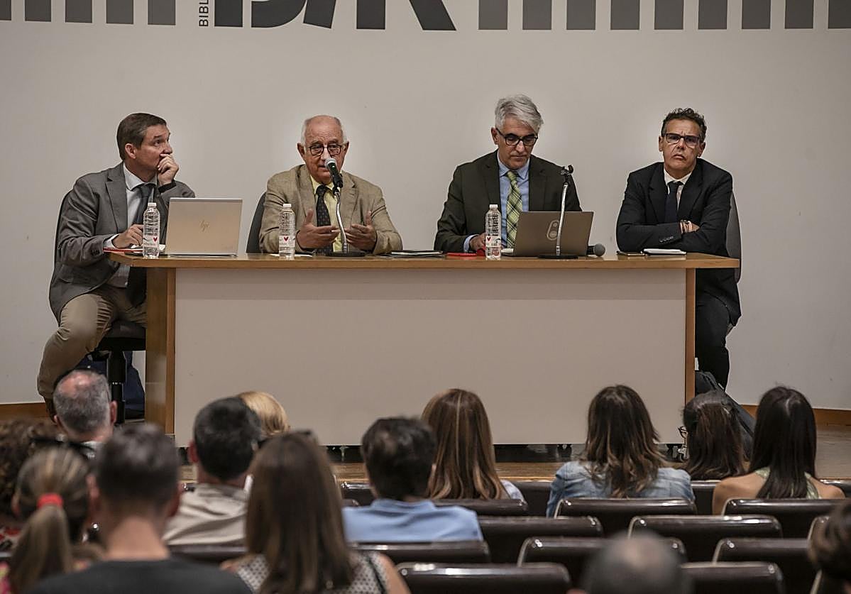 El exconsejero de Educación Pedro Uruñuela, segundo por la izquierda, reunido, en 2020, con los equipos directivos de los colegios concertados de la región.