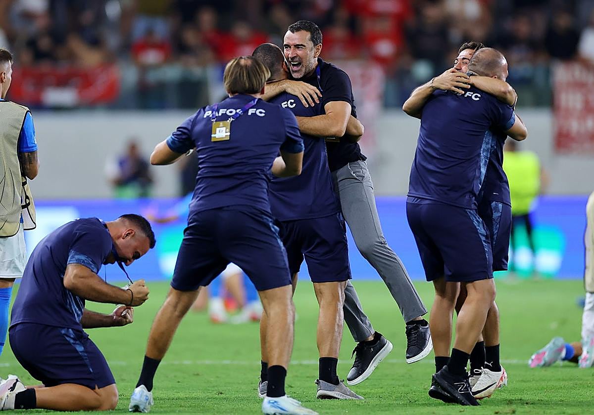 Juan Carlos Carcedo celebra la clasificación de su equipo para la Liga de Campeones.