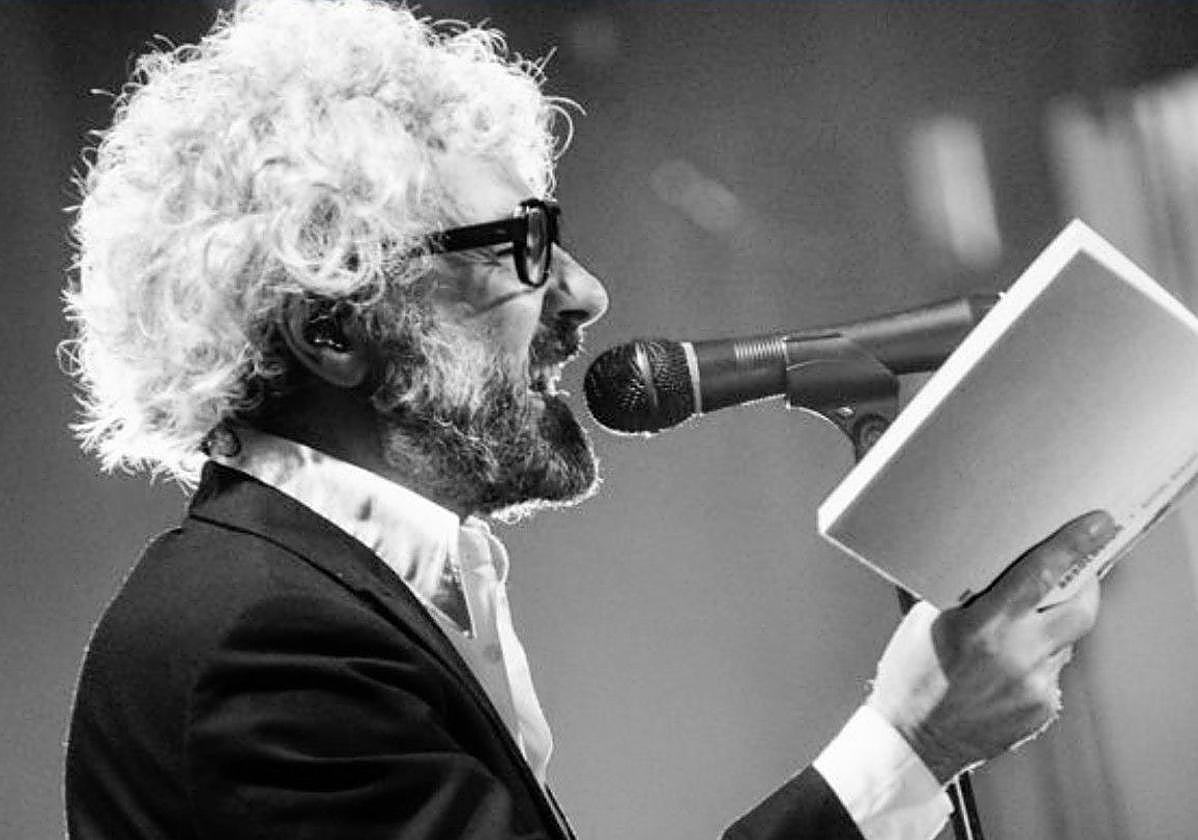 Abraham Boba recitando poemas.