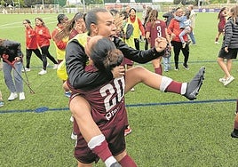 Laura Martínez se abraza a Lorena Valderas en la celebración de los 'play off' de ascenso durante la pasada temporada.