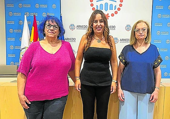 María Ángeles Herrero e Inmaculada Sáenz, ayer junto a la edil de Cultura, Chus Zapata.