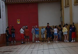 Un grupo de personas, en la taquilla de la plaza para recuperar el dinero de las entradas.
