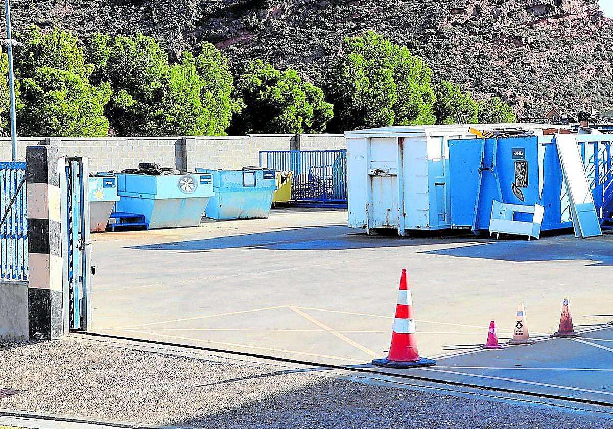 El servicio del punto limpio, en el polígono El Raposal, ofrece una amplia franja de horarios para realizar un buen uso.