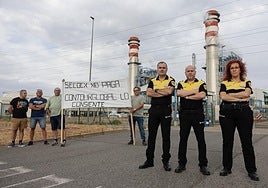 Los vigilantes Ángel Fernández, Manuel Valle y Salette Ramos protestan junto a otros compañeros en la entrada de Contourglobal de Arrúbal.