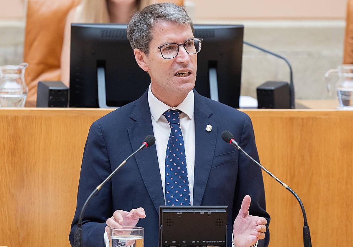 El presidente del Gobierno de La Rioja, Gonzalo Capellán, durante su intervención en la Cámara regional, en una imagen de archivo.