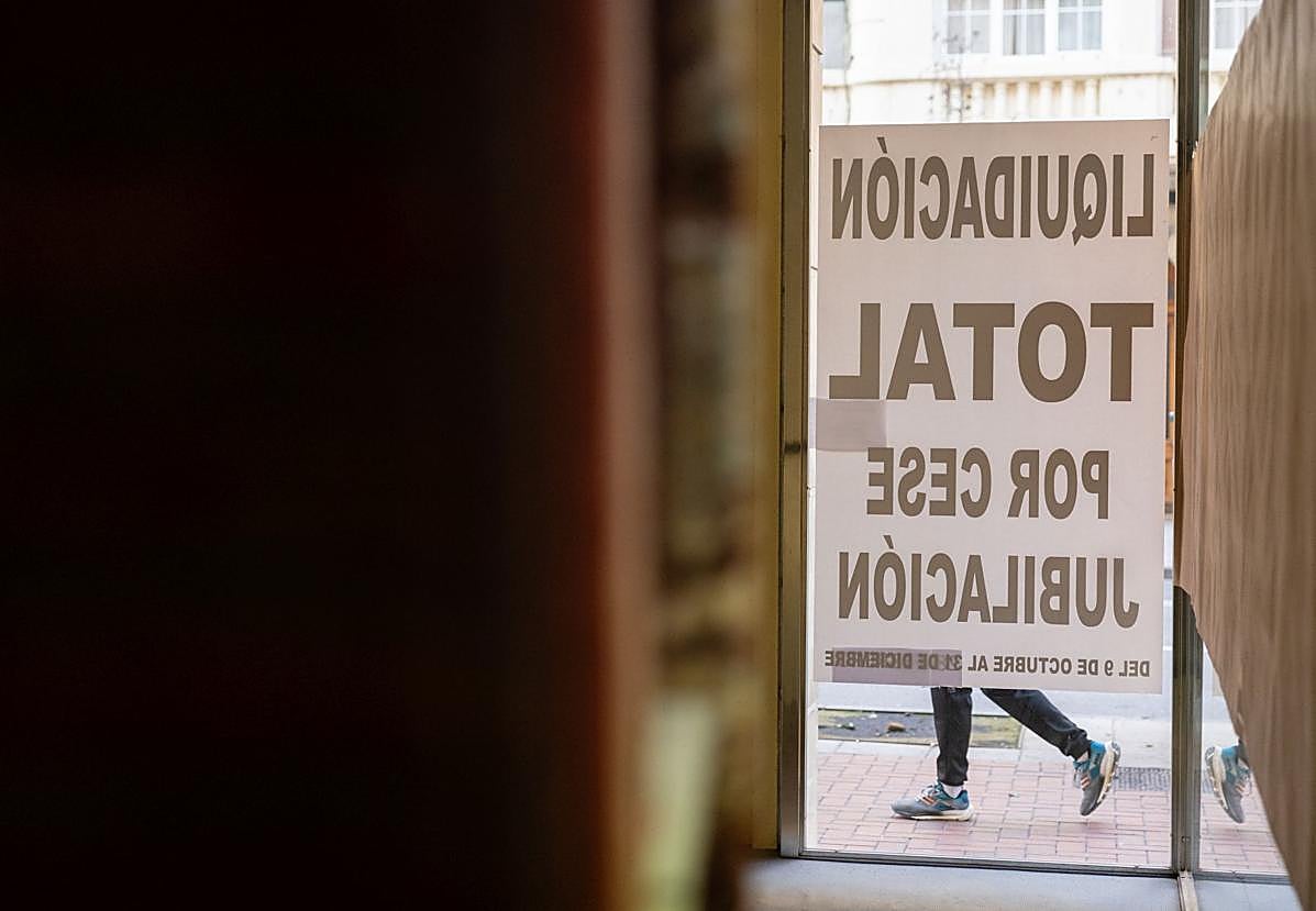 Cartel que anuncia el cierre por jubilaciónen de un establecimiento en Logroño