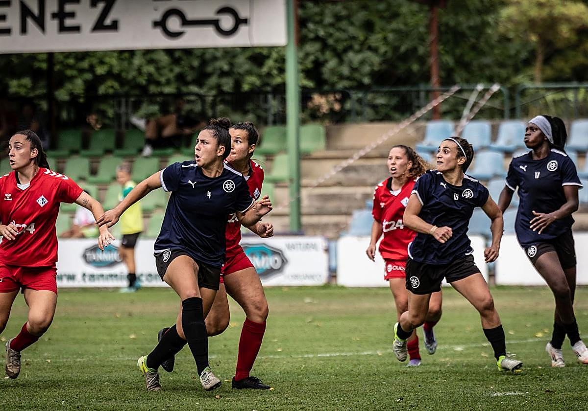 Iria Castro, Xime y Flavine esperan a recibir el balón dentro del área en el partido contra el AEM disputado en La Isla esta pretemporada.
