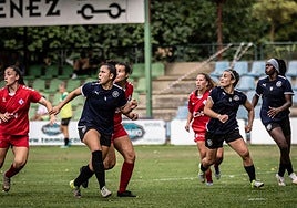 Iria Castro, Xime y Flavine esperan a recibir el balón dentro del área en el partido contra el AEM disputado en La Isla esta pretemporada.