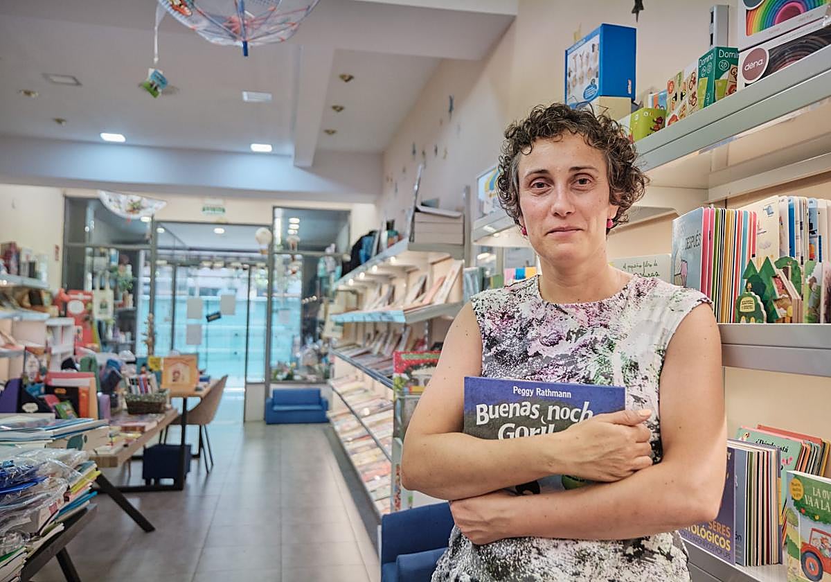 Carmen Mateos posa en el interior de la librería Veo Veo.