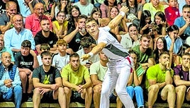 Carmelo Loza espera la llegada de la pelota.