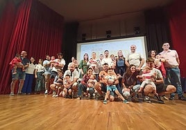 Niños que recibieron ayer su pañuelo festivo, con sus familias, autoridades y Alpargateros Mayores.