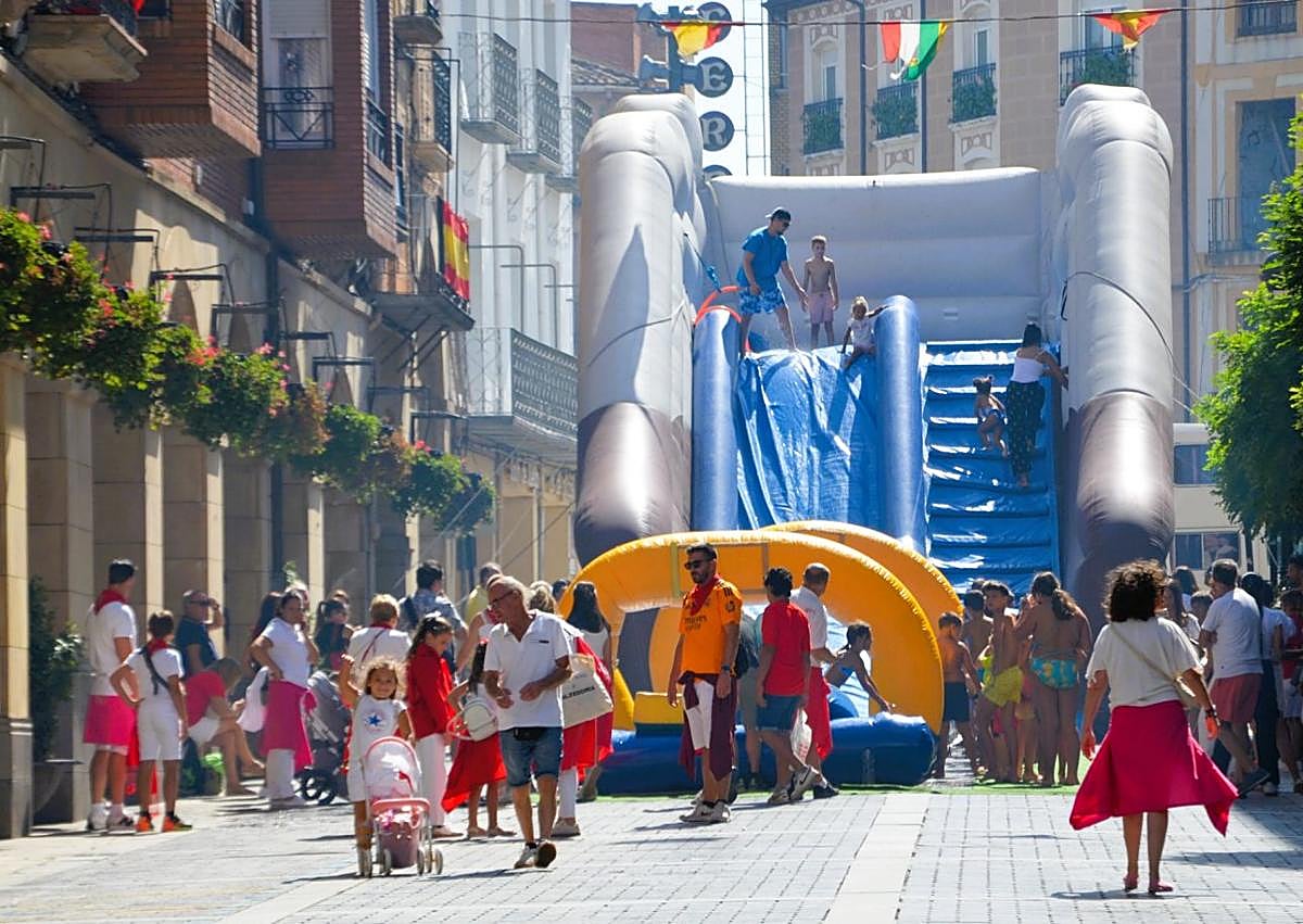 Imagen secundaria 1 - Menudas fiestas con títeres y megatobogán