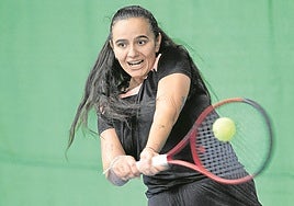 La riojana Leire San José durante uno de sus entrenamientos en el Club Natural Tenis de Logroño.