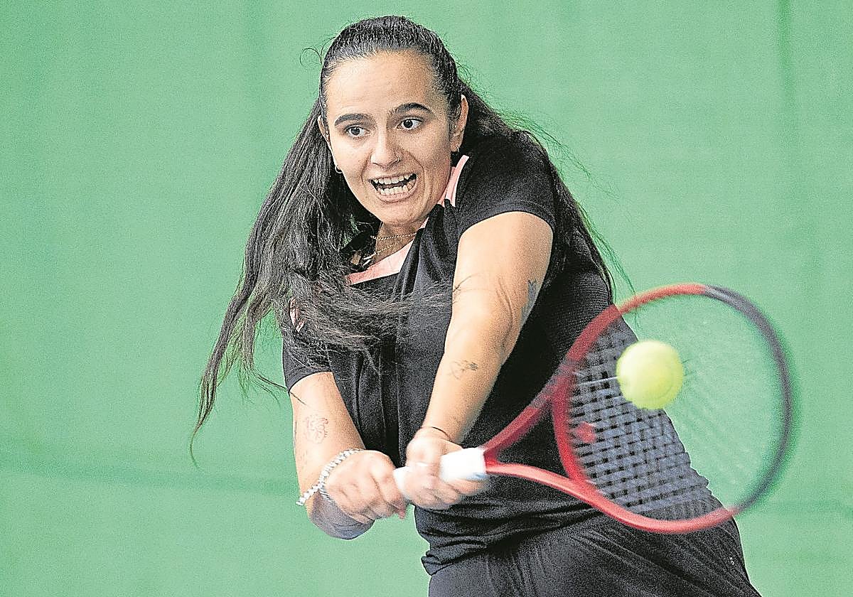 La riojana Leire San José durante uno de sus entrenamientos en el Club Natural Tenis de Logroño.
