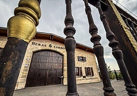 Fachada de la bodega Heras Cordón en Fuenmayor.