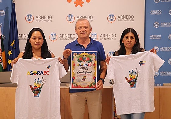 Dayana Oña y Diana González, con el concejal José María Ezquerro.