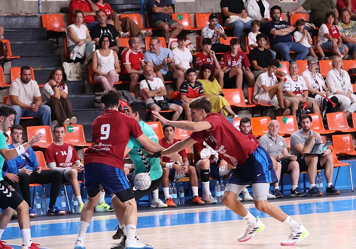 Unai Galán y Andrej Pergel detienen un avance del Burgos.