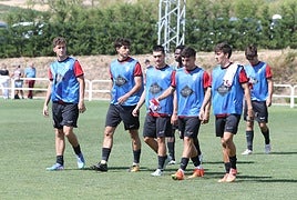 Los jugadores de la UDL calientan antes del partido ante el Barakaldo.