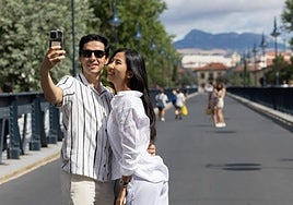 Turistas se sacan un 'selfie' en el Puente de Hierro de Logroño.