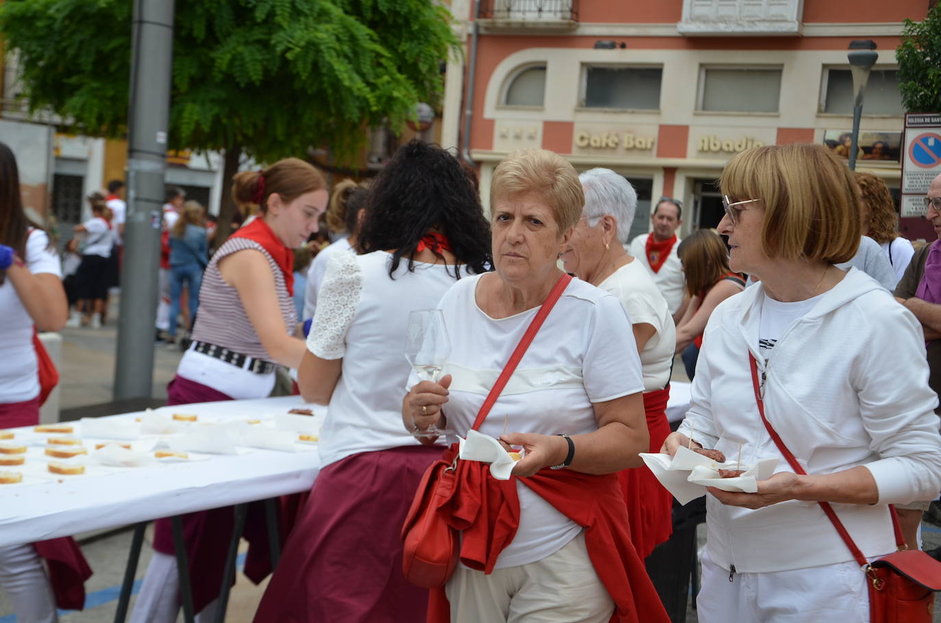 Las imágenes de las degustaciones, brindis y vacas en las fiestas de Calahorra