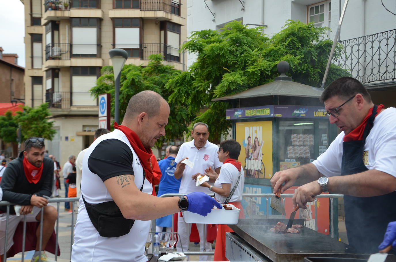 Las imágenes de las degustaciones, brindis y vacas en las fiestas de Calahorra