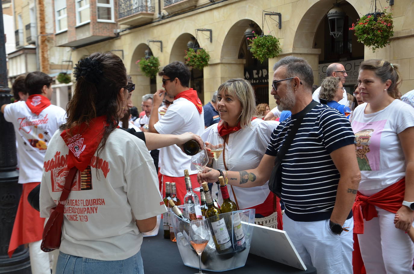 Las imágenes de las degustaciones, brindis y vacas en las fiestas de Calahorra