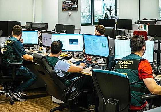 Agentes del Departamento de Investigación de Ciberdelicuencia de la Guardia Civil.