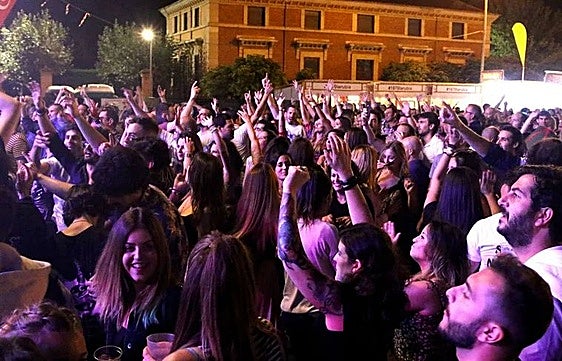 Imagen de archivo del 'Espacio Peñas' cuando se celebraba en el entorno del Revellín.