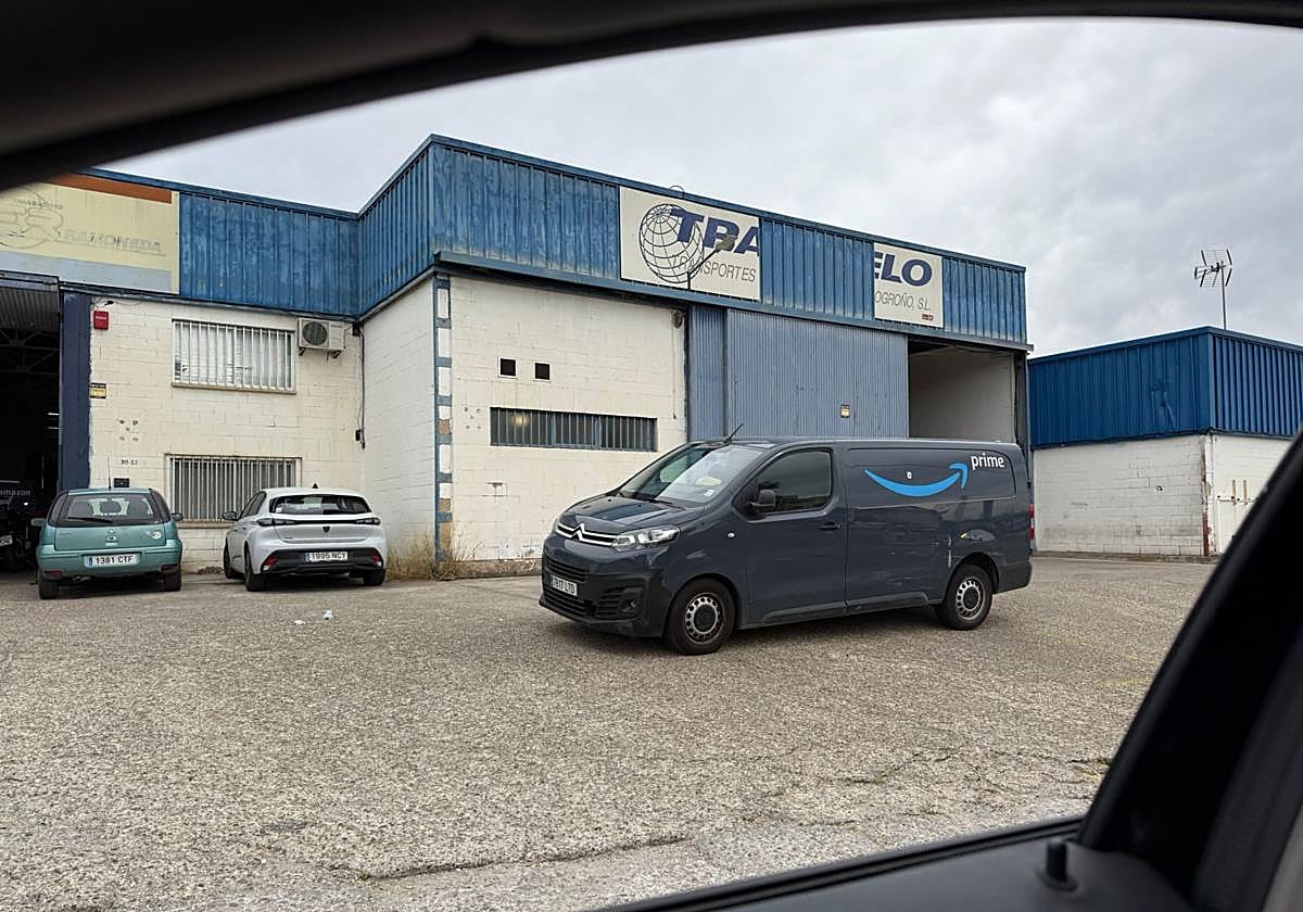 Una furgoneta con el rótulo de Amazon aparcada este viernes fuera de las instalaciones de la empresa Logroño Courier, en el polígono Cantabria.