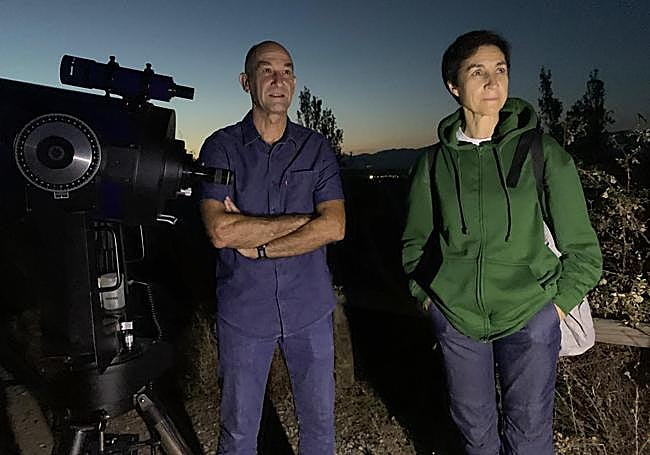 Víctor Lanchares y Pilar Treviño durante la observación en Valbornedo el pasado jueves.