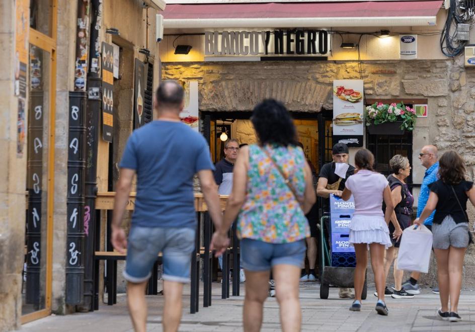 Turistas y repartidores se cruzan en la puerta del Blanco y Negro.