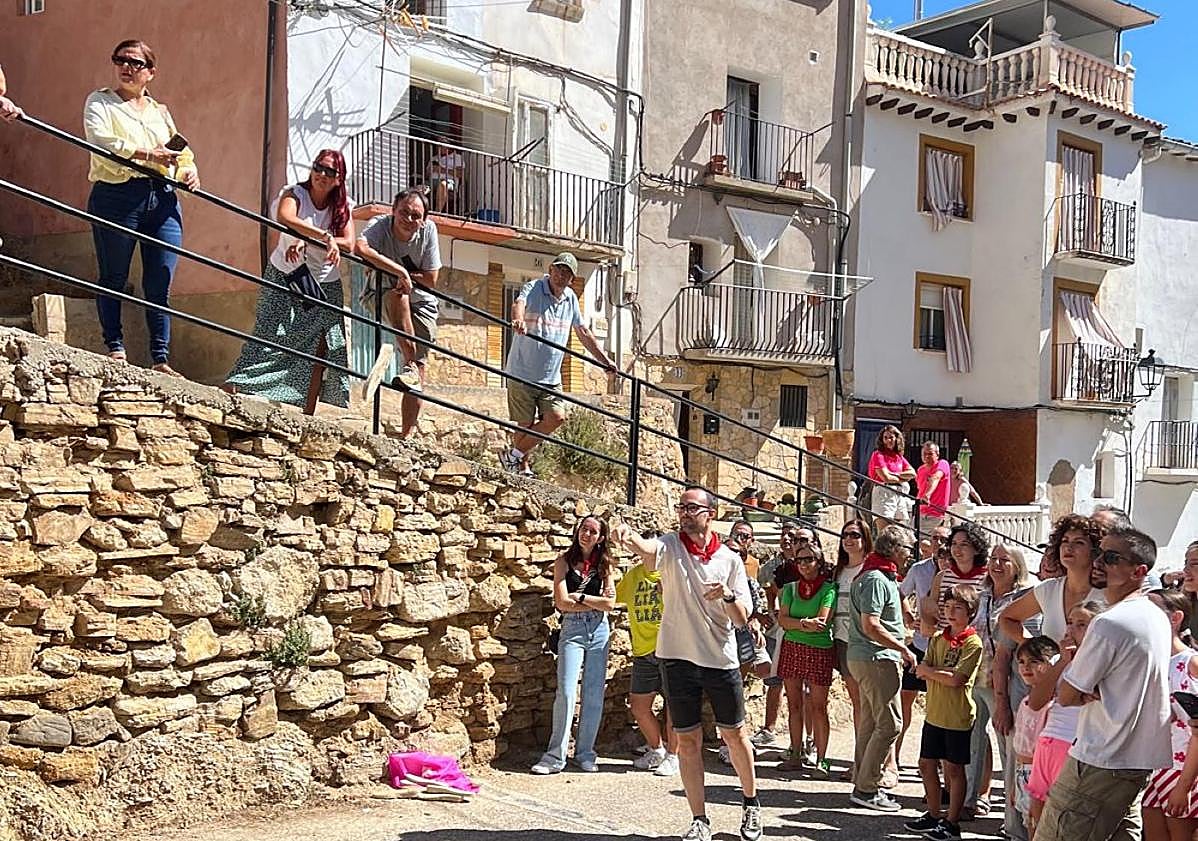 Imagen principal - Del alpargatazo a los calderetes y vacas en Cervera