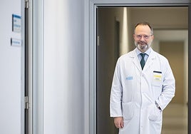 El gerente del Seris, Luis Ángel González, posa a la entrada de su despacho, el sábado en el Hospital San Pedro.