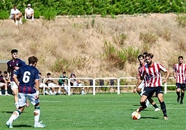 Marí avanza con el balón en el partido de este sábado.