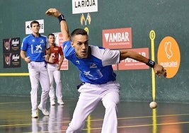 Javi Zabala espera la pelota, con José Javier Zabaleta al fondo.