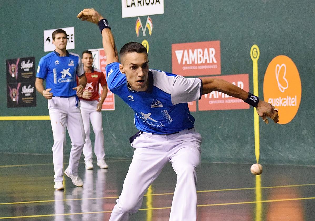 Javi Zabala espera la pelota, con José Javier Zabaleta al fondo.