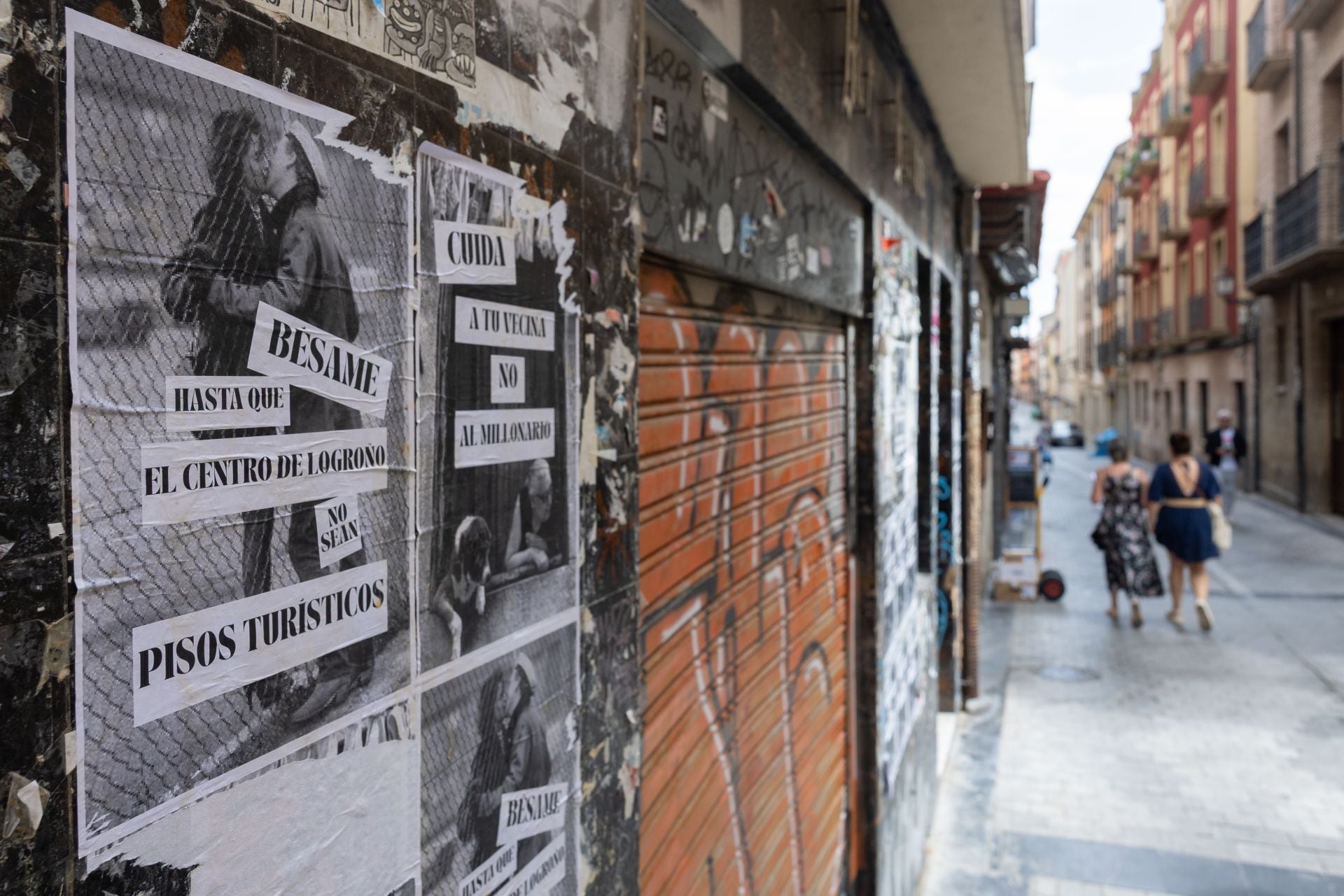 Uno de los carteles viralizados con la leyenda de 'Bésame hasta que el centro de Logroño no sean pisos turísticos' que estos días han aparecido por las calles más afectadas.