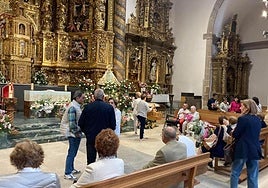Imagen de la ofrenda floral por la Virgen el pasado año.