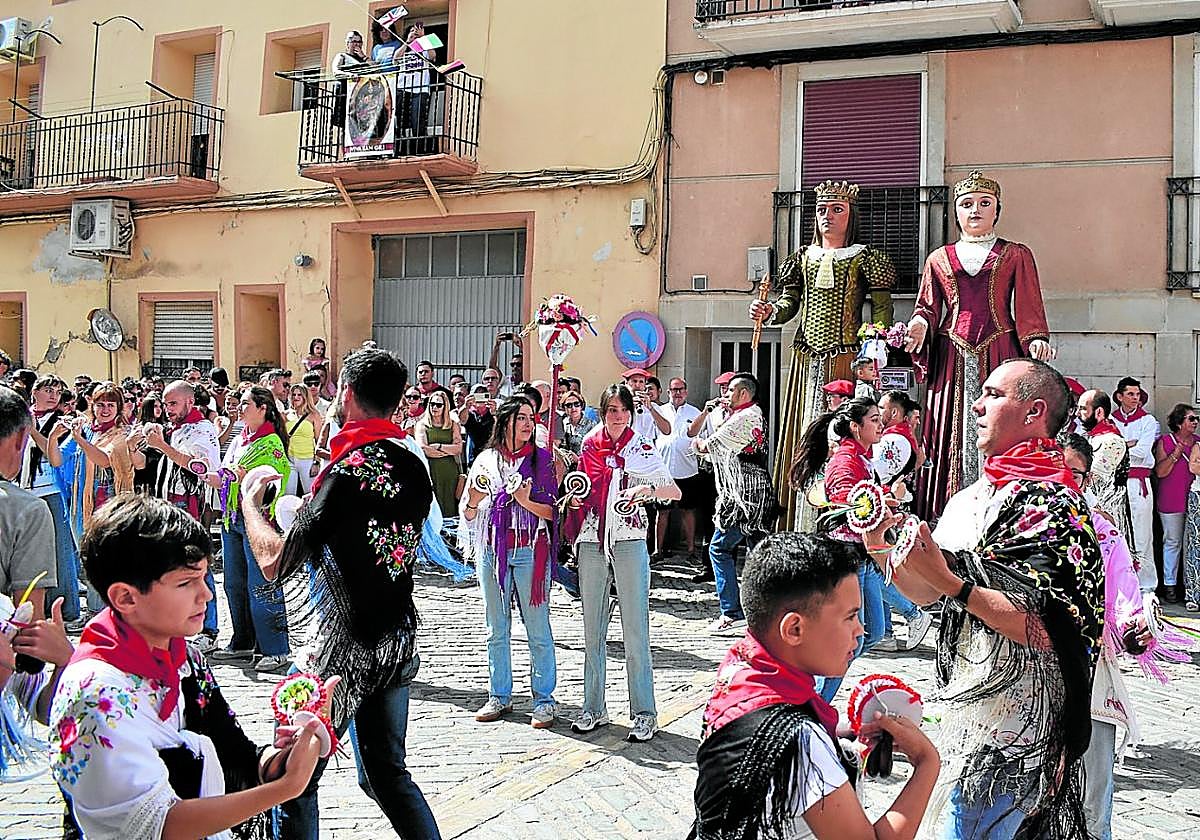 Las tres gaitas (adultos e infantil de la cofradía de San Gil y mixta), en el exterior de la iglesia después de la bajada del patrón.