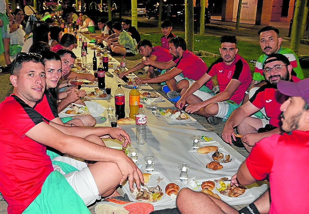 Músicos de la charanga del Sol, el sábado, sentados en el suelo para la 'Cena medieval del pito'.