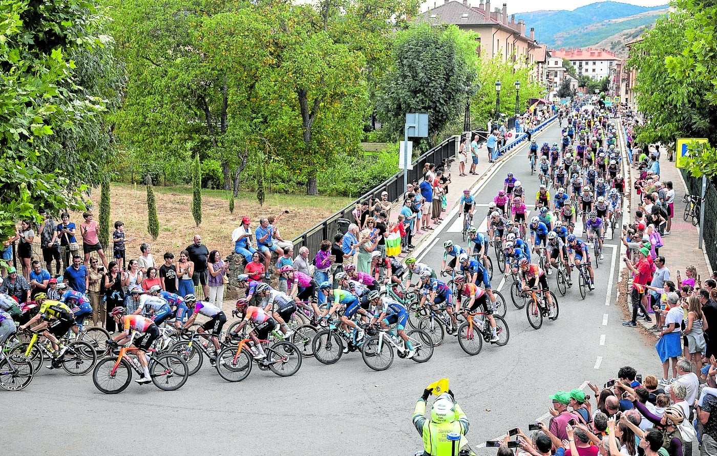 El paso de la ronda por Ezcaray estuvo acompañado por multitud de aficionados y curiosos que se acercaron para ver a algunos de los mejores ciclistas del mundo.