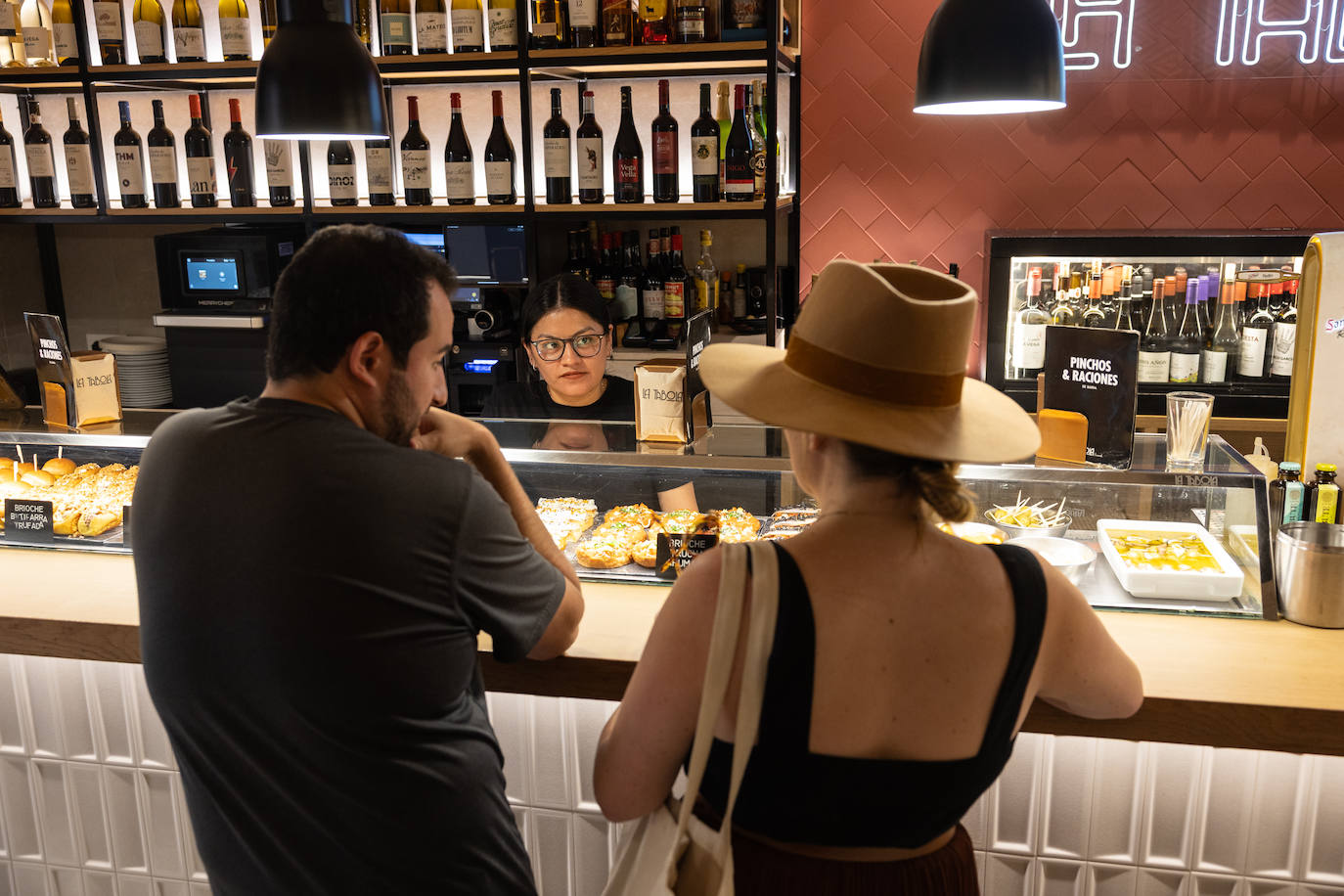 Riojanos y visitantes no quieren perderse los pinchos de La Laurel