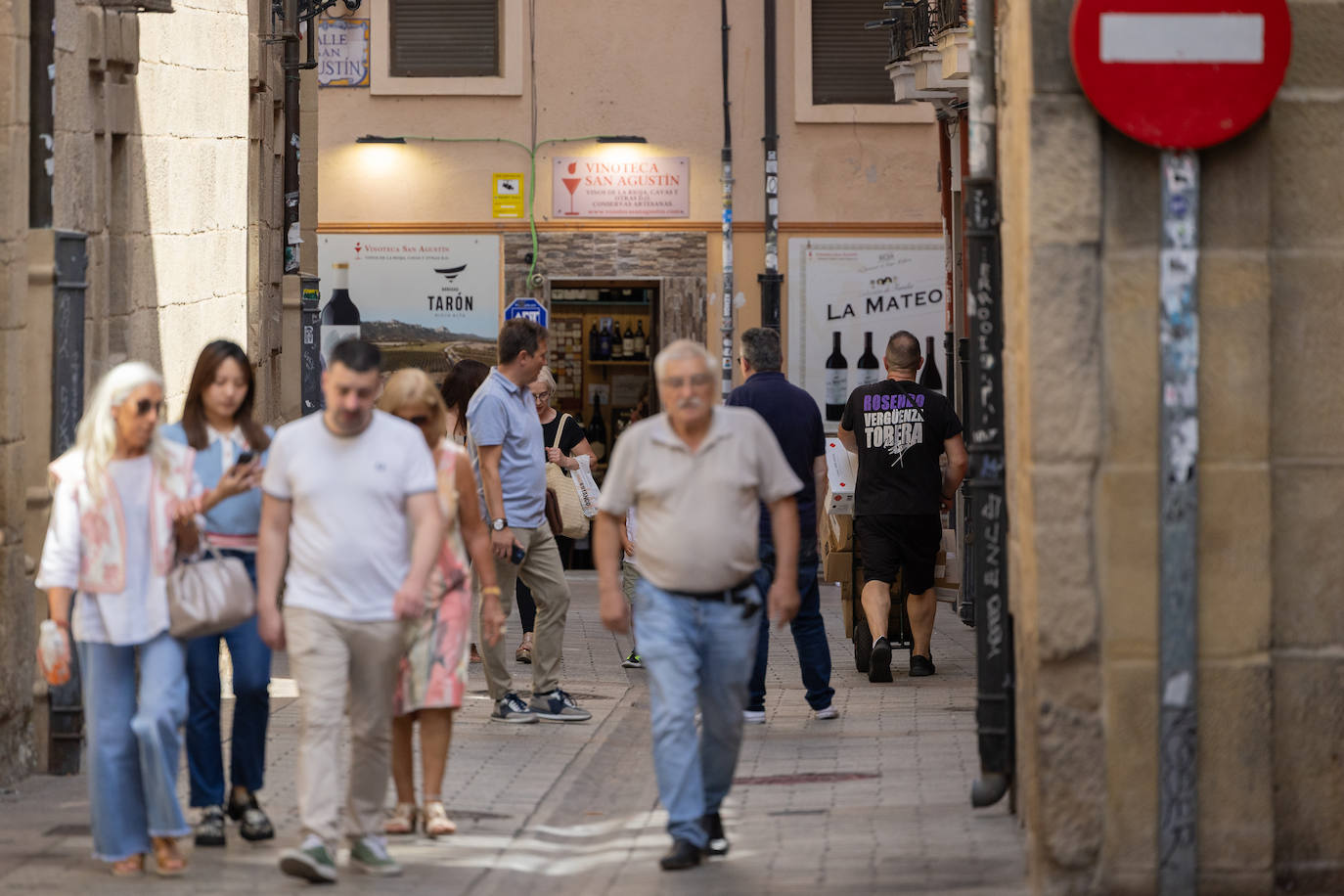 Riojanos y visitantes no quieren perderse los pinchos de La Laurel