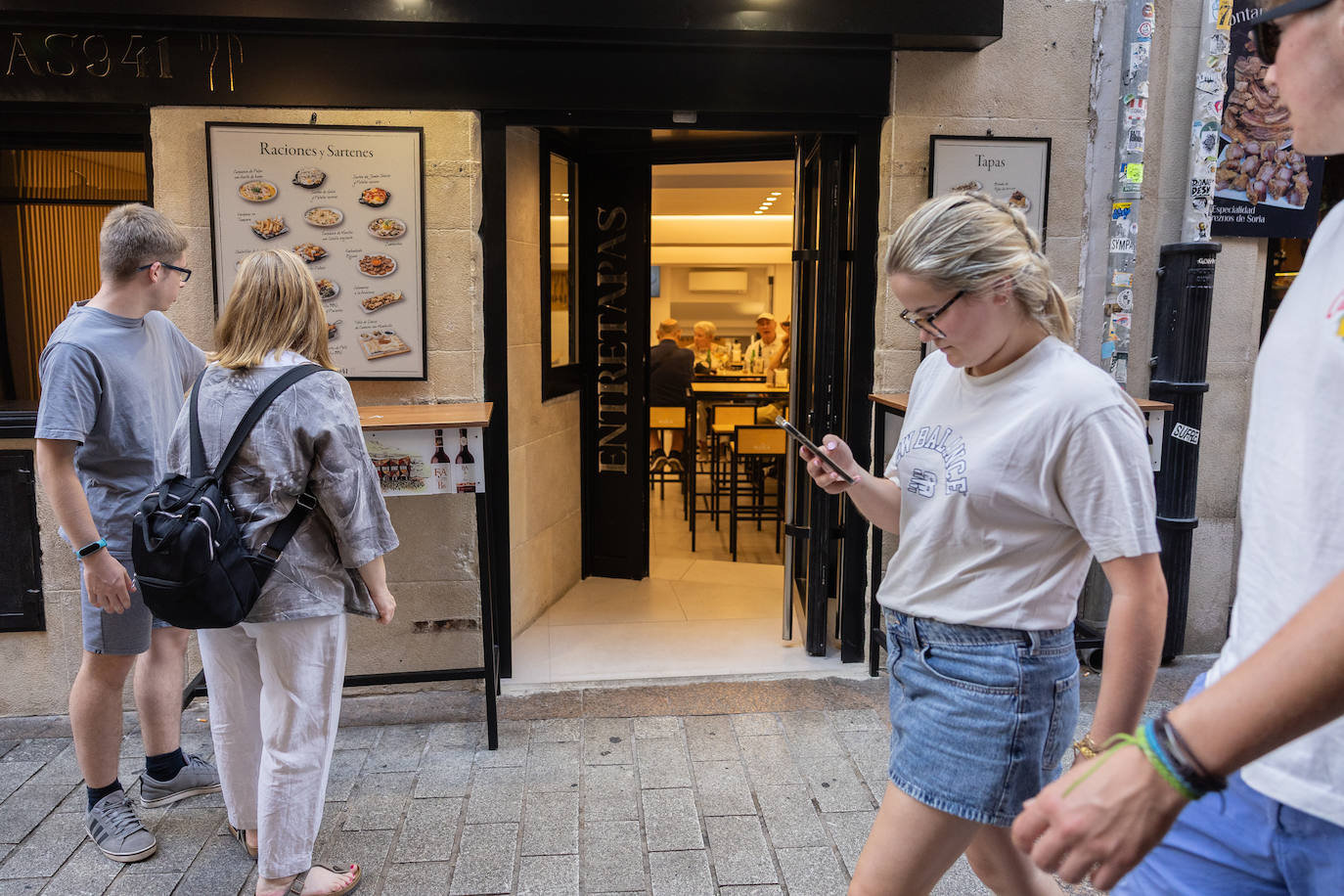 Riojanos y visitantes no quieren perderse los pinchos de La Laurel