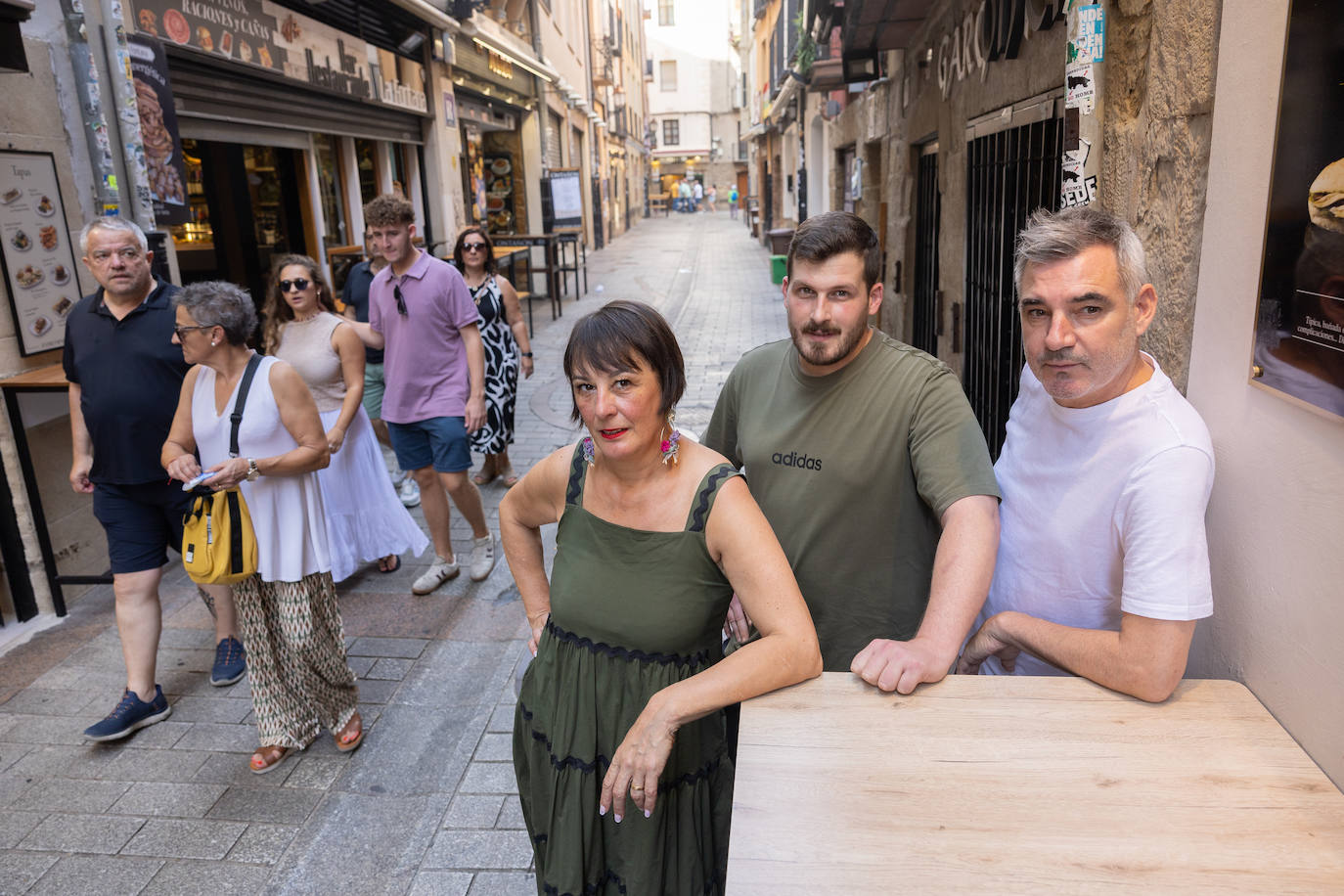 Riojanos y visitantes no quieren perderse los pinchos de La Laurel