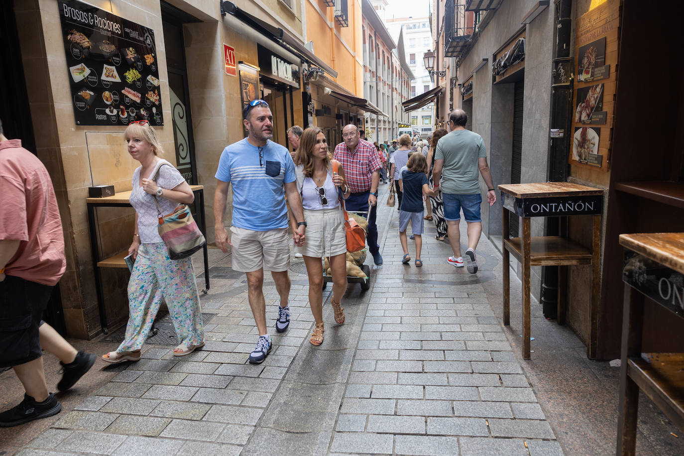 Riojanos y visitantes no quieren perderse los pinchos de La Laurel