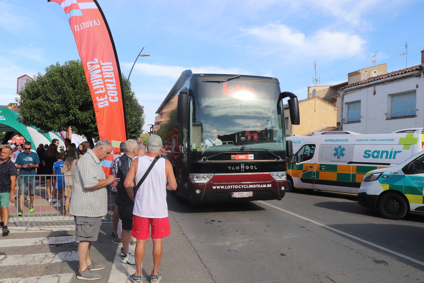 Los autobuses, equipos, corte de la cinta y salida de La Vuelta en Alfaro, en imágenes