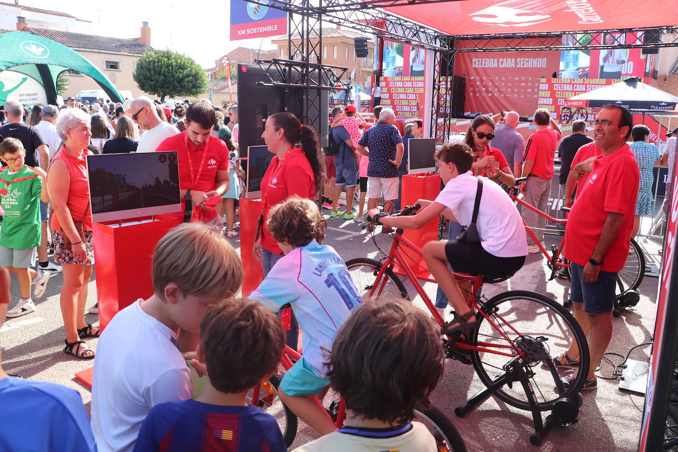 Los autobuses, equipos, corte de la cinta y salida de La Vuelta en Alfaro, en imágenes